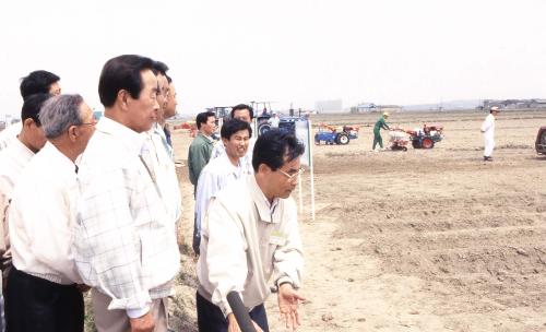 김영삼 대통령 벼직파 행사 및 쌀가공식품 전시장 시찰 #156379