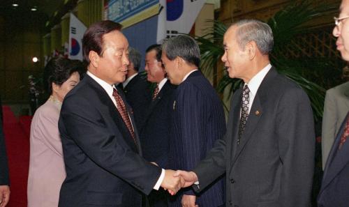 김영삼 대통령 내외분 아시아유럽정상회의(ASEM) 참석 귀국행사 #183034