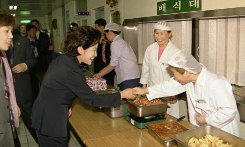 노무현 대통령 부인 권양숙 여사 청소년안전점검단 수련원 방문 #274442