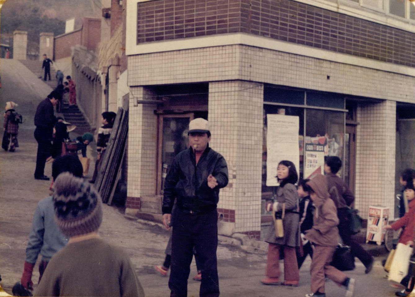 1979년 수원 남창국민학교 혼잡한 교문 앞 도로에서 날이면 날마다 본교 어린이들의 안전을 위해 교통정리에 힘쓰시는 새마을 지도자 아저씨