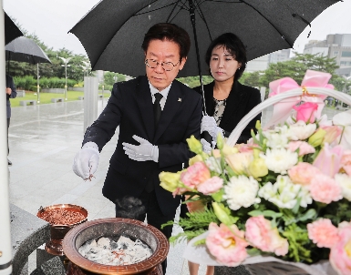 이재명 경기도지사 현충탑 참배