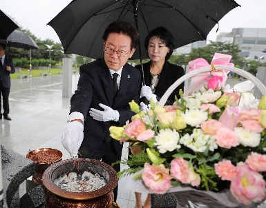 이재명 경기도지사 현충탑 참배