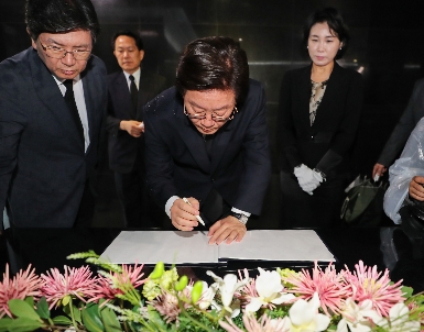 이재명 경기도지사 현충탑 참배