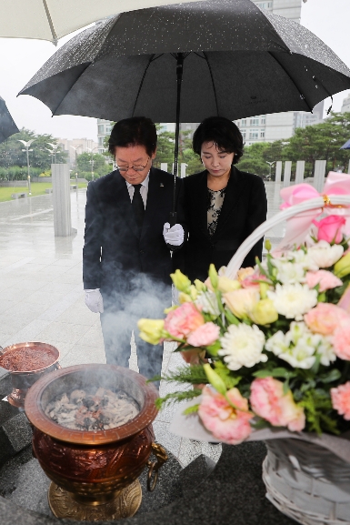 이재명 경기도지사 현충탑 참배