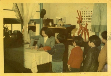1975년 수원 남창국민학교 수원 남창국민학교 저축목표500%달성을 위해 돼지 저금통에 절약하여 모은돈을 기탁하는 어린싹