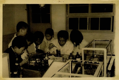 1964년 수원 남창국민학교 과학실 실험실습 모습